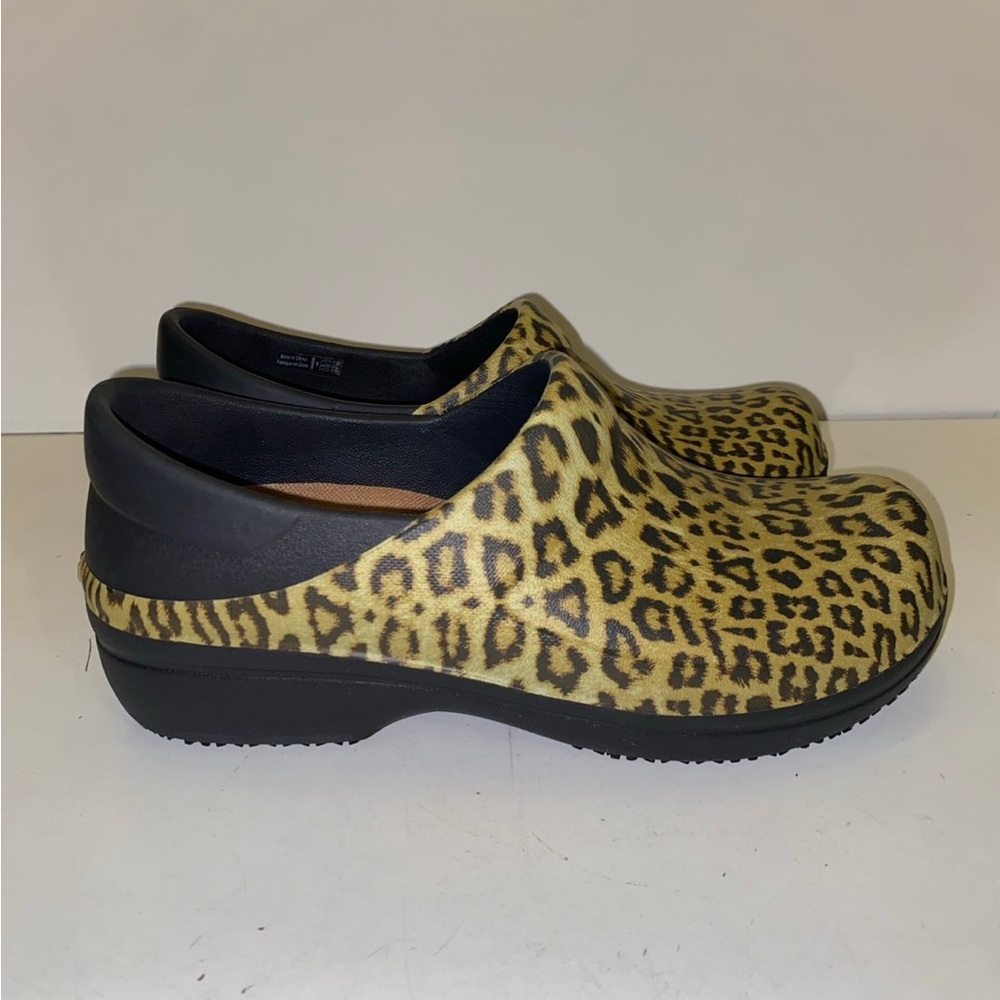 Crocs Neria Pro Work Clogs Leopard Womens Size 8